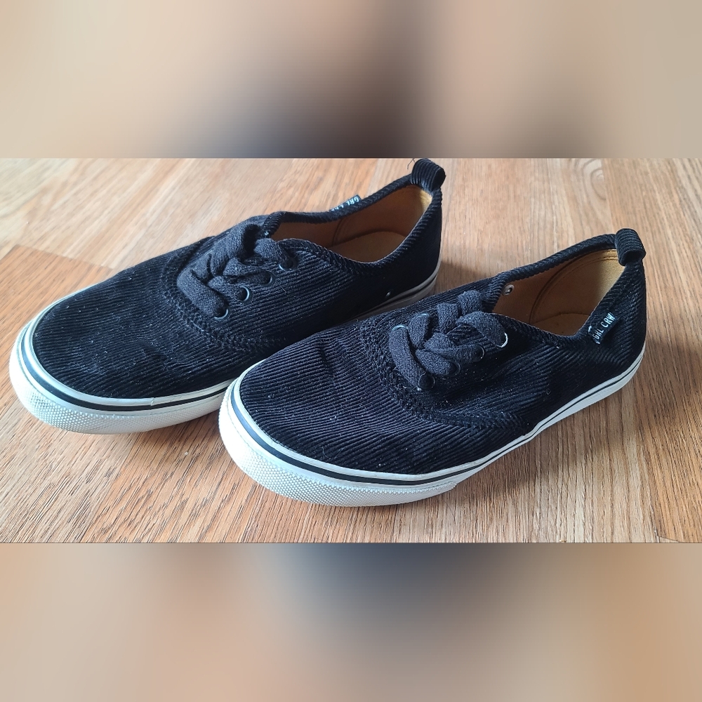 DIVIDED - GRL CRW Black Corduroy Shoes - 39 Euro (8/8.5 US Women)